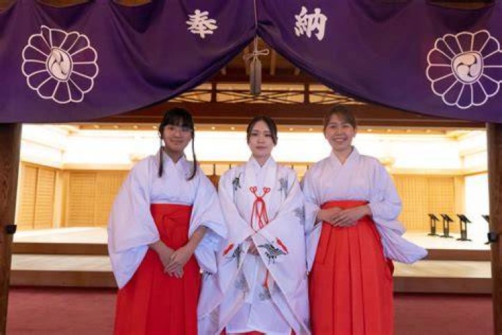 Are shrine maidens priestesses?