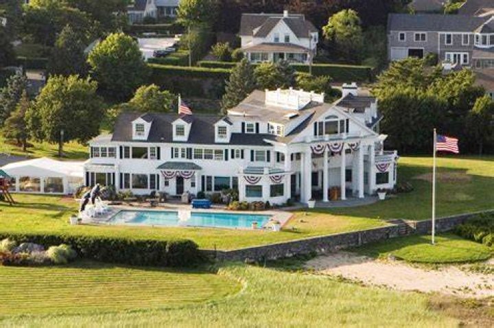 Does anyone live in the Kennedy compound?