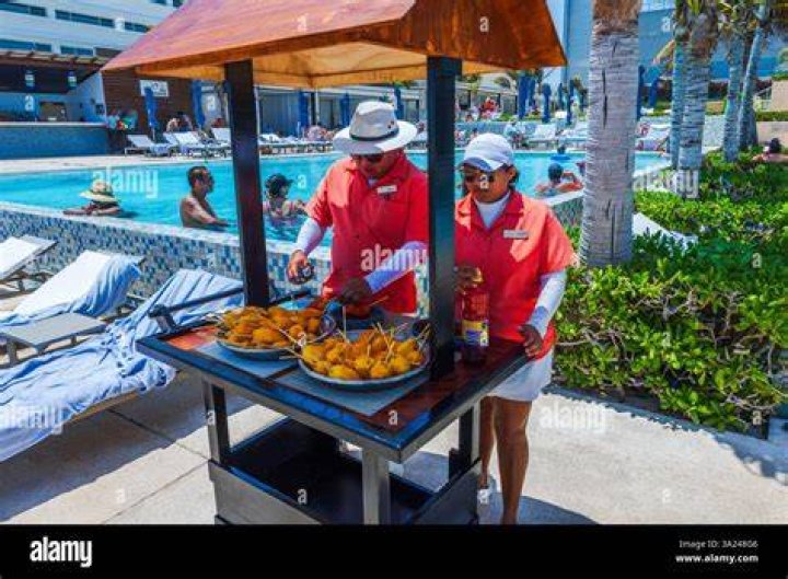 How much do resort staff make in Cancun?