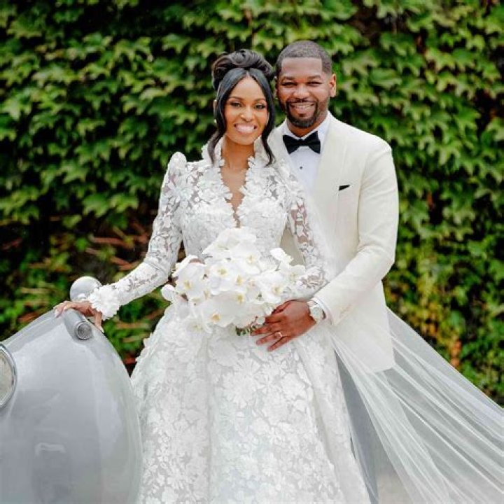 Should the bride be late?
