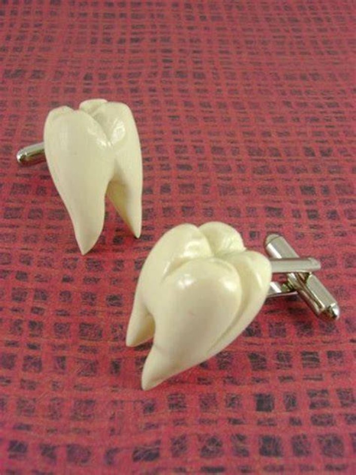 What do Meyer Wolfsheim's cufflinks symbolize?