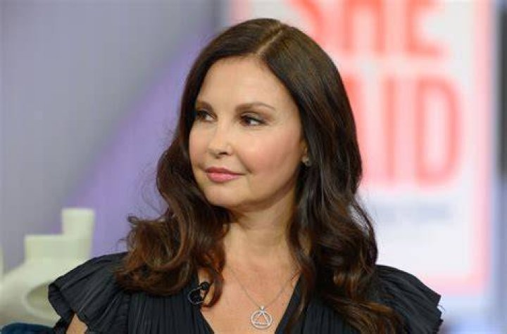 What size is Ashley Judd?