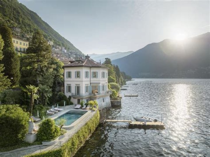 Who has a house in Lake Como?